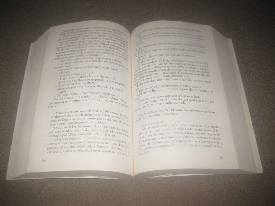 Livro "A Rapariga Que Sonhava Com Uma Lata De Gasolina E Um Fósforo"