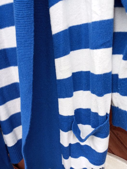 Sweterek damski niebieski białe pasy