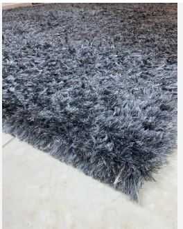 2 Carpetes Grandes (Preta e Cinzenta) – Boas Dimensões