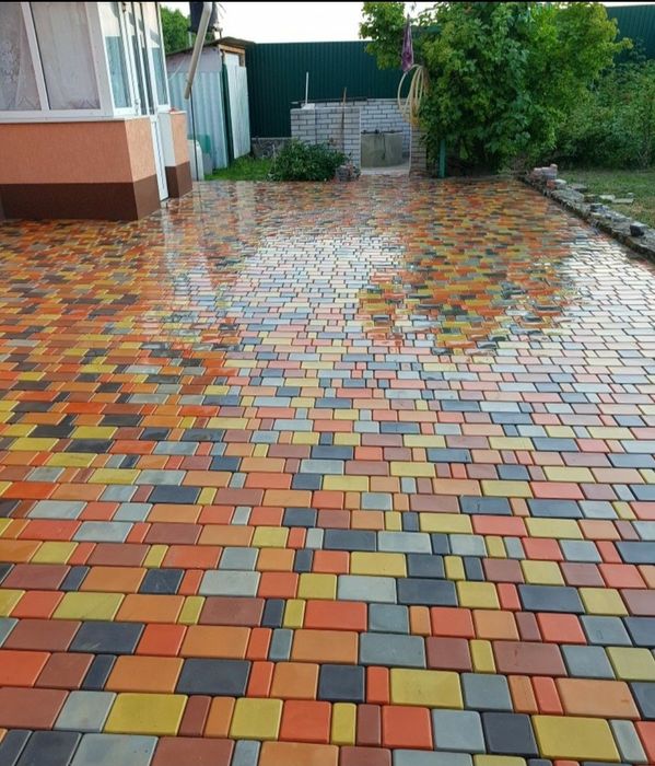 Тротуарна плитка від виробника, різнокольорова, товщиною 30-80 мм.