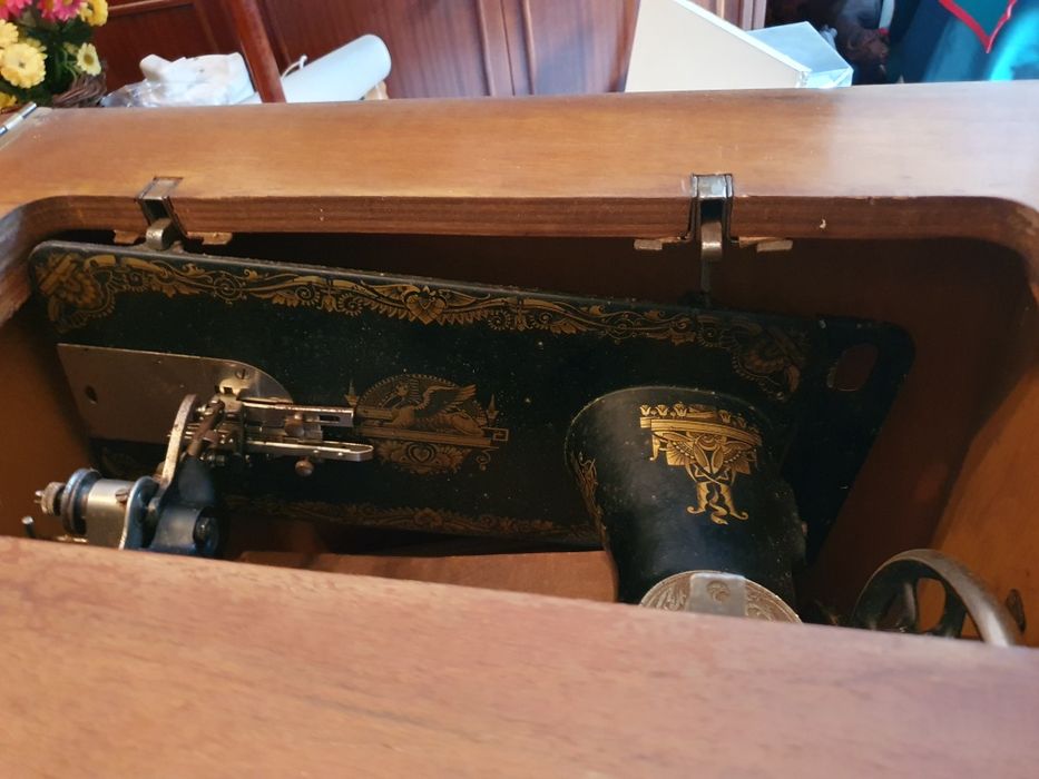 Máquina Costura SINGER Vintage com móvel integrado