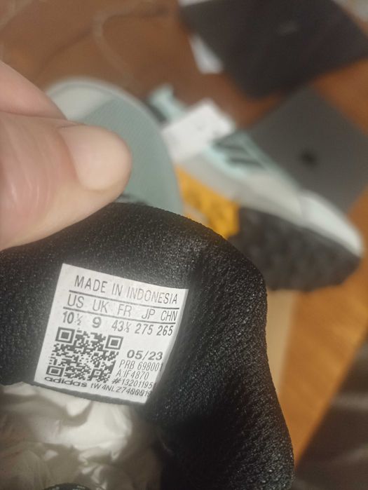 Продаю женские кроссовки