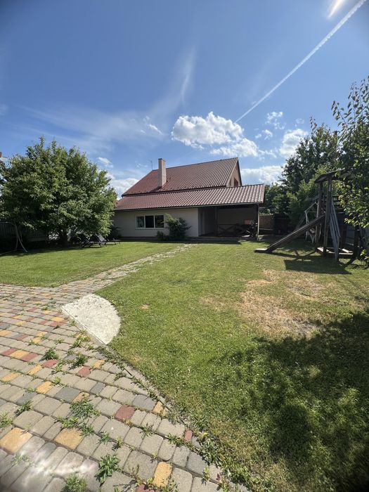 Продається двохповерховий котедж