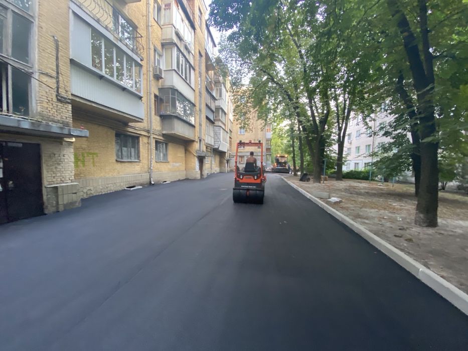 Укладка асфальтний крошка  ремонть площадок асфальтирование участок