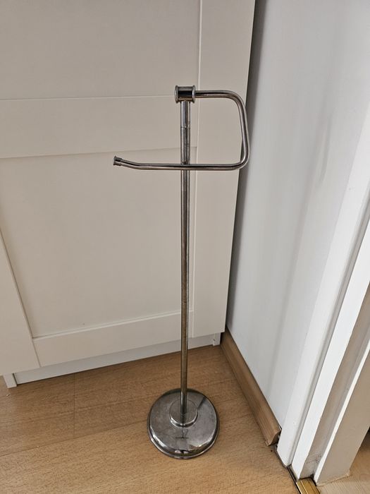 Stojak na papier toaletowy