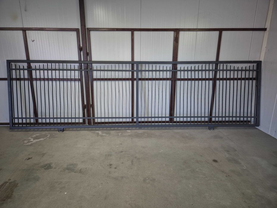 Brama zewnętrzna - stalowa na rolkach