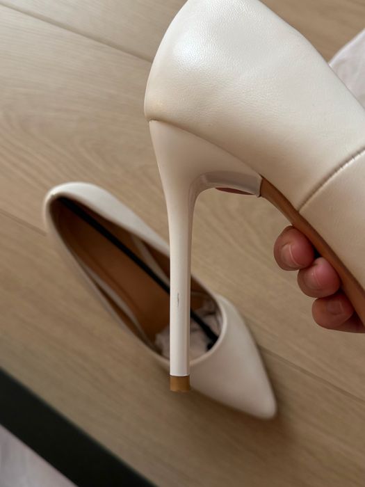 Білі туфлі човники