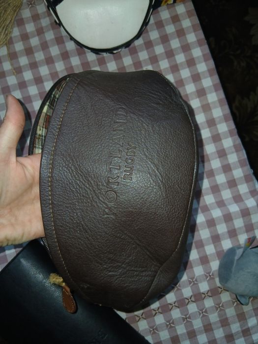 Кожана сумка у формі м'яча для регбі