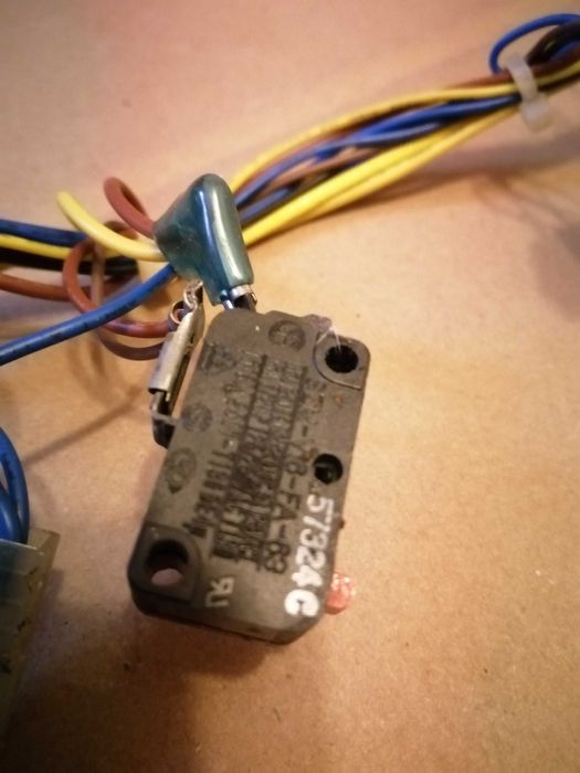 Włącznik mikrofalówki LG MB3744w

Używany sprawny