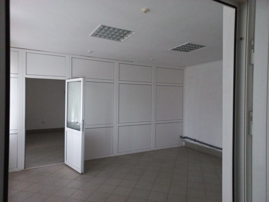 Продається  комерційна будівля, просторі зали для торгів