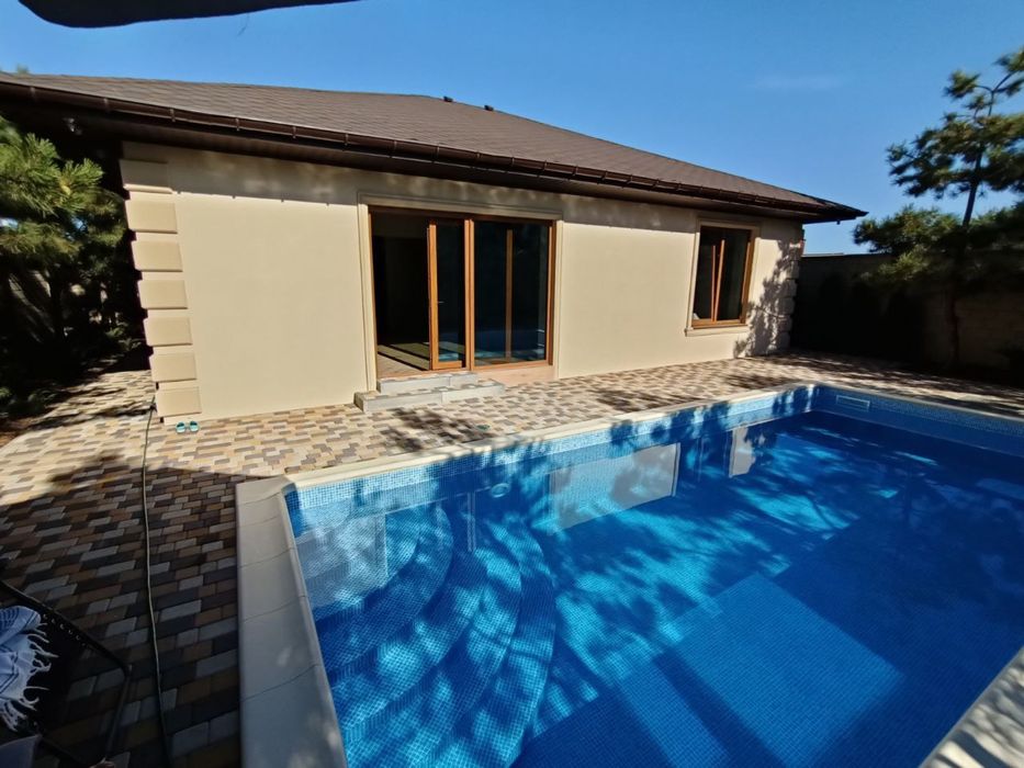 Современный  дом с басейном