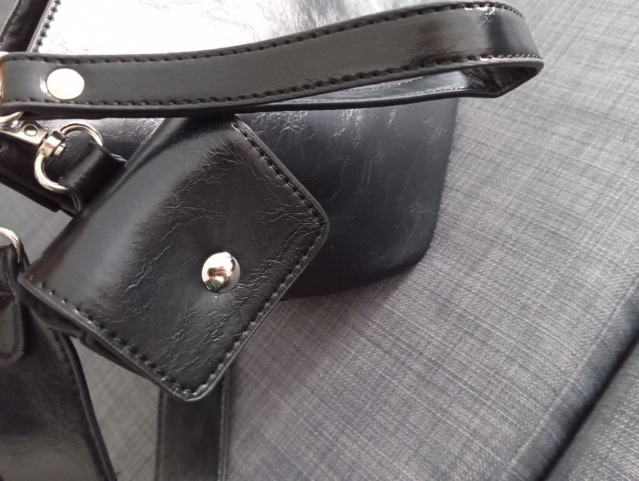 Nova bolsa de couro feminina de marca de designer independente. Por fa