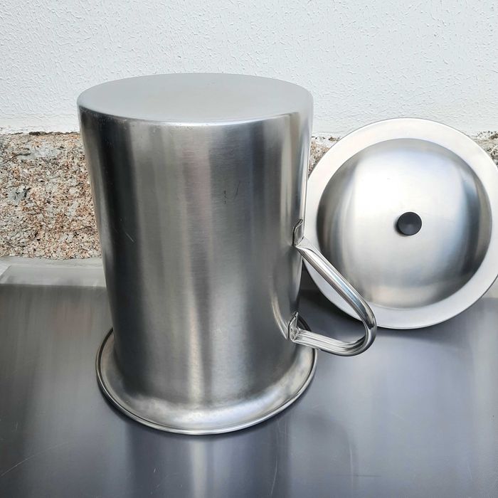 Panela grande industrial em aço inoxidável com tampa e pega.
