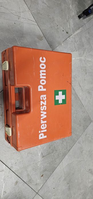 Duża apteczka z zawartoscią
