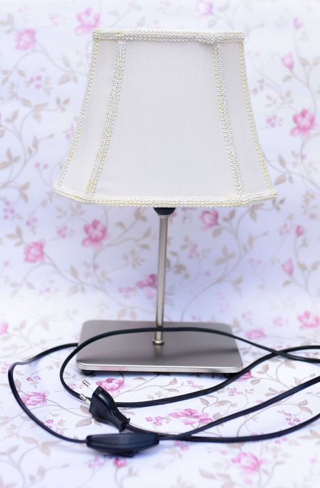 Elegancka Lampa Stołowa z Kremowym Abażurem