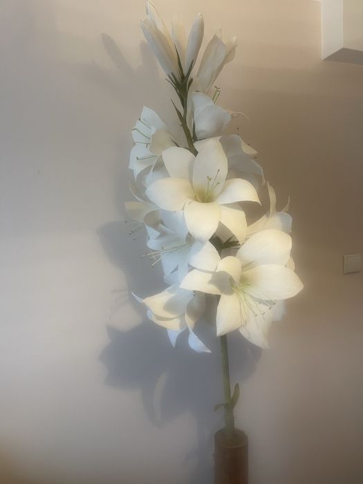 Duza biala lilia z krepiny