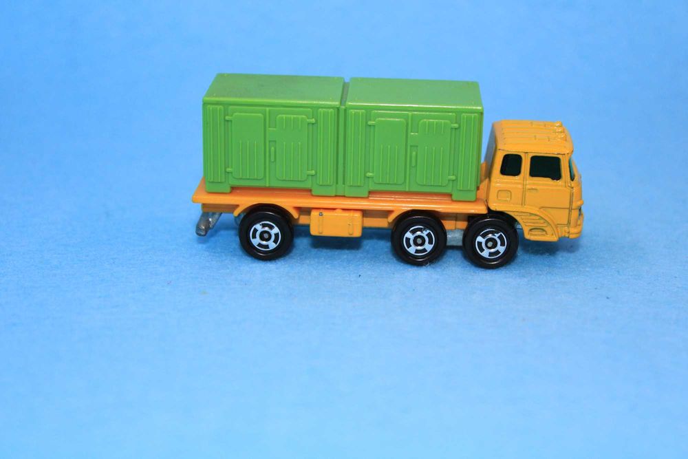 Miniatura antiga Tomica Mitsubishi Fuso