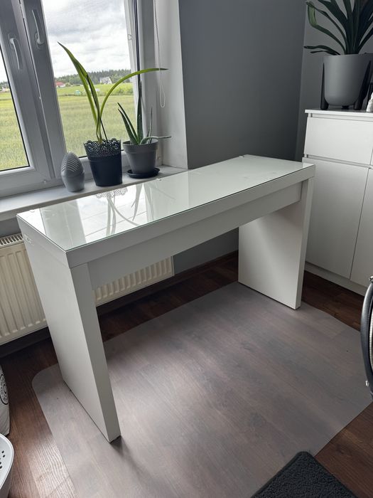 Toaletka IKEA MALM – biała, szklany blat