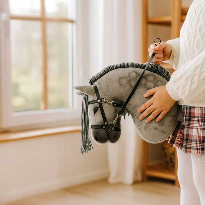 Koń na kiju Hobby Horse A3 z ogłowiem i lejcem szary