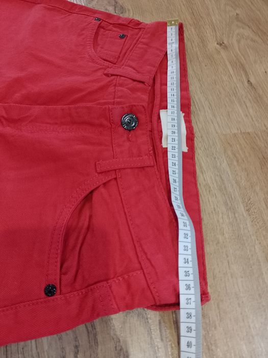 Czerwone spodnie z wysokim stanem jeans