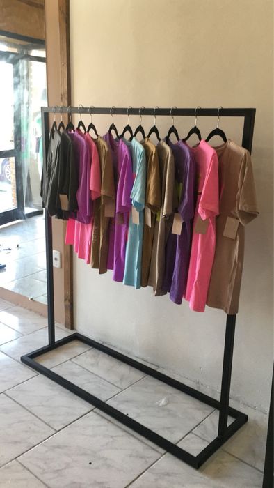 Стійки вішалки рейли для одягу