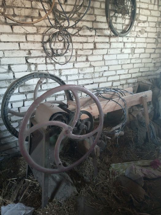 Продам січкарню з мотором.