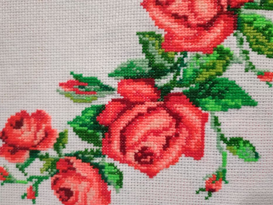 Вишитий рушник нитками