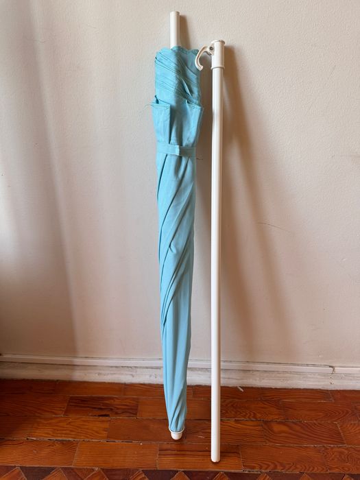 Guarda-sol azul claro com mastro inclinável | Light blue beach umbrella with tilting pole