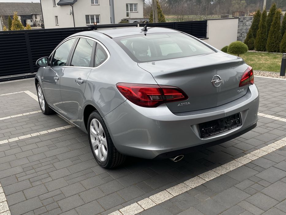 Opel Astra Benzyna sedan lift