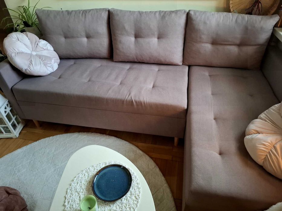 Sofa ròżowa skandynawski styl