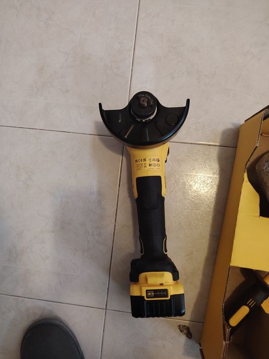 Vendo Rebarbadora Dewalt  nova