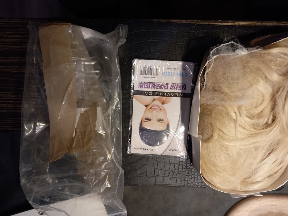 Peruka syntetyczna blond włosy z grzywką