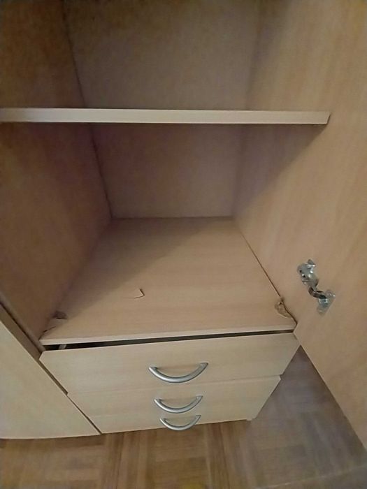 Vendo Roupeiro e secretária de quarto