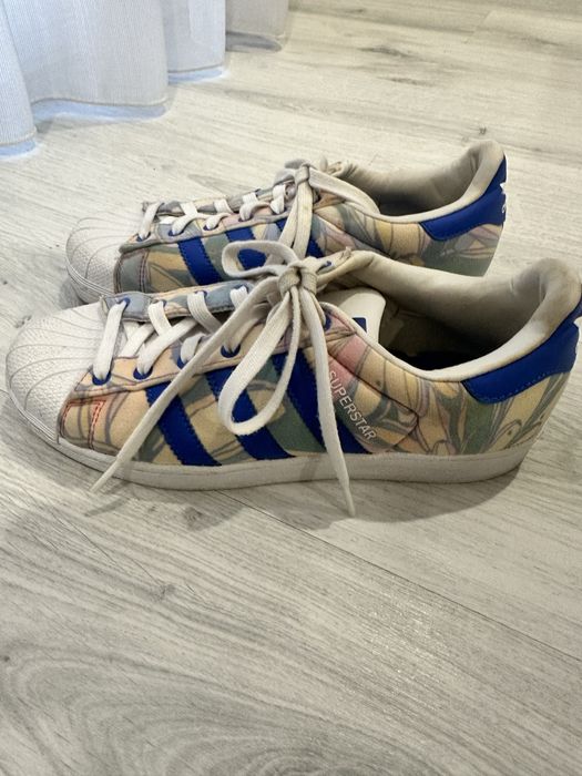 Vendo Tenis ADIDAS SUPERSTAR , EDIÇÃO  LIMITADA -39