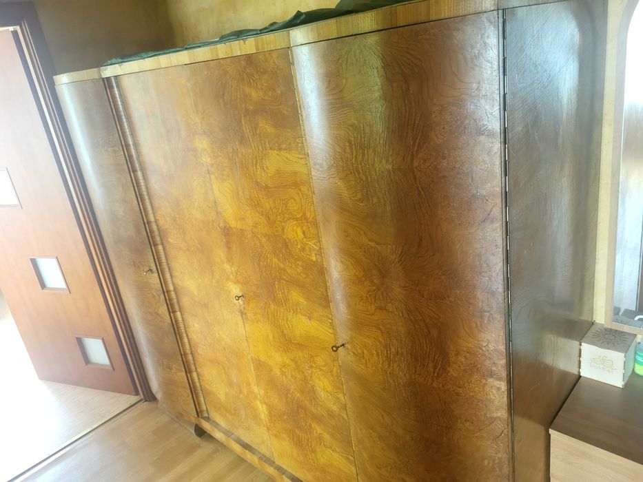 Elegancka, stara czterodrzwiowa szafa