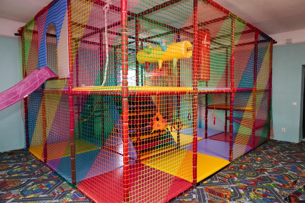 Батутна арена , лабіринт , ігрова кімната