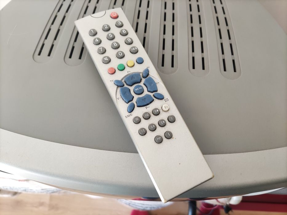 Televisão Mitsai de cor cinzento (para arranjo ou peças)