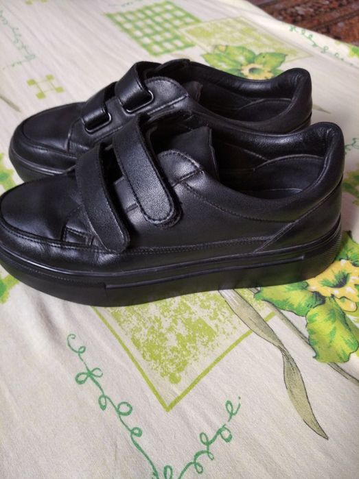 Кросівки на дівчинку.