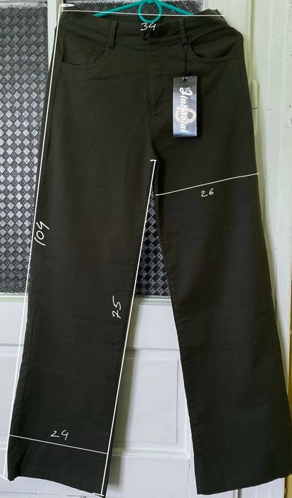 Штани кольору хакі