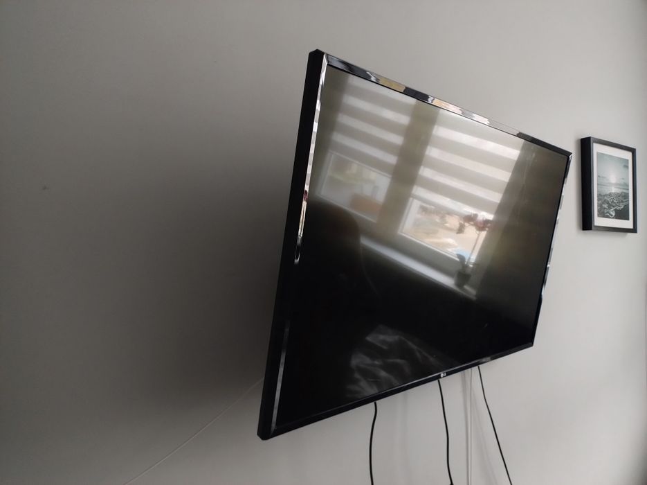 Uszkodzony telewizor na części