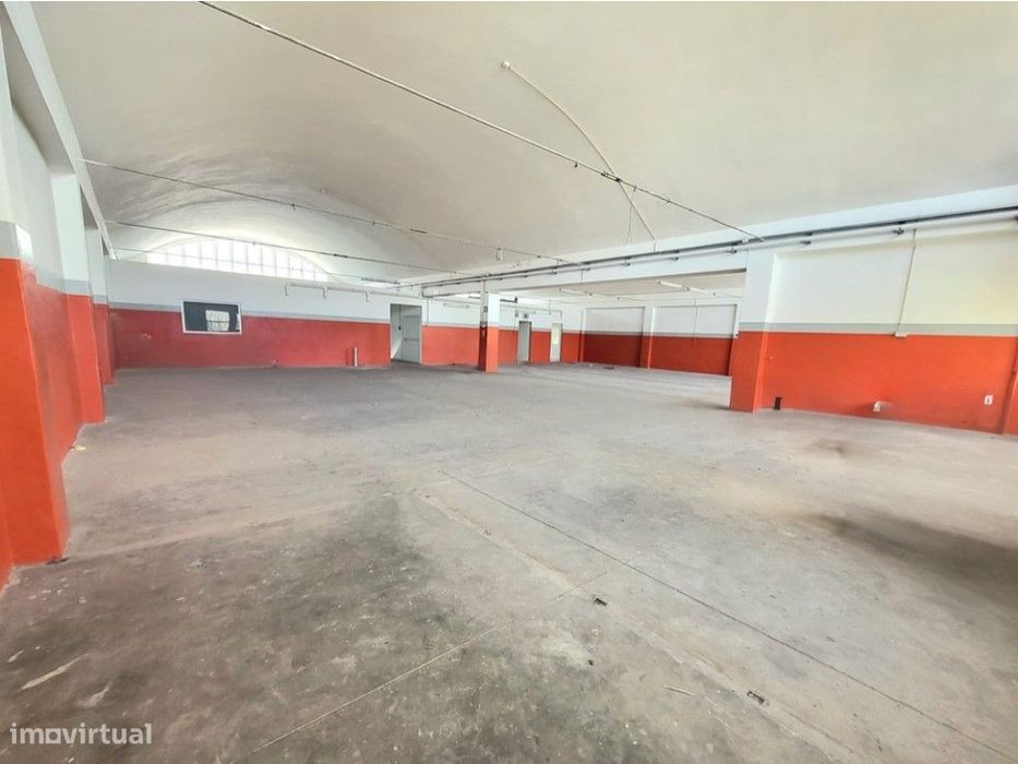 Armazém amplo junto ao metro do Senhor Roubado