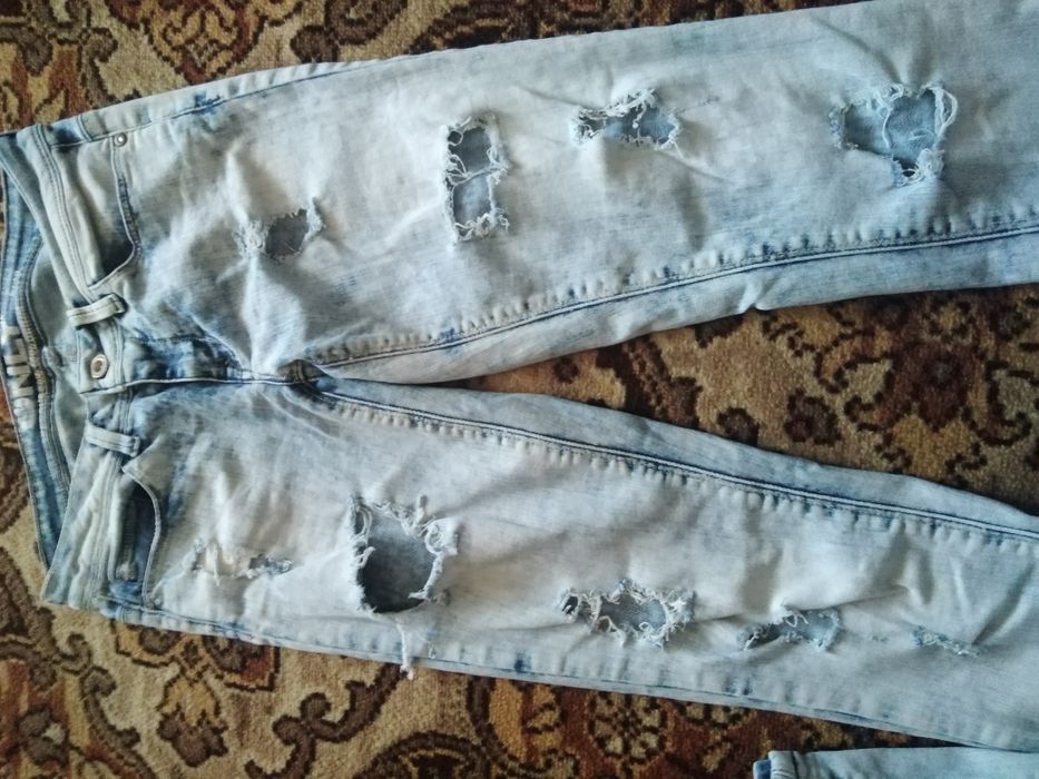 Джинси жіночі голубі 27 розмір рвані модні суперові
