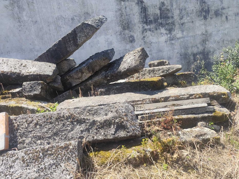 Vendo Pedra Rústica em Granito Maciço – Ideal para Muros, Lintéis, Degraus e Jardins