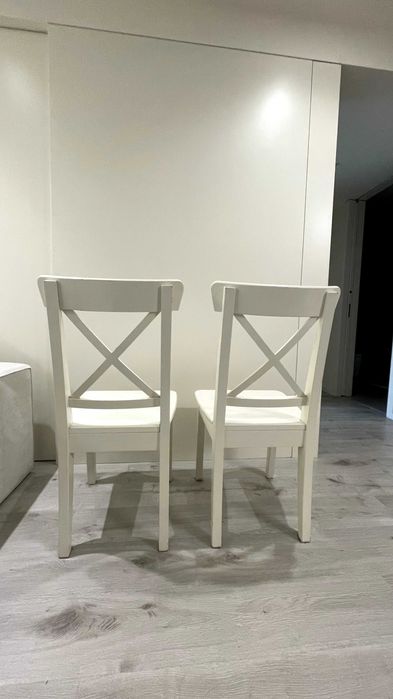 Cadeiras brancas de madeira da Ikea