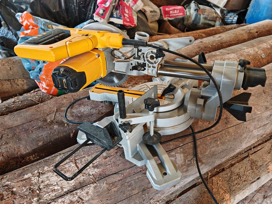 Piła ukośnica z posuwem SMART – średnia tarcza, sprawna