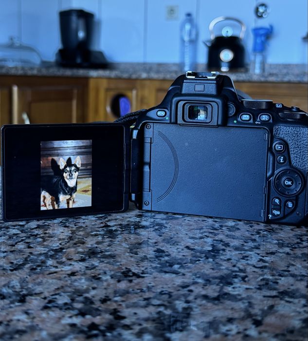 Nikon D5600 + Objetiva 18-105mm VR + Extras – usada 3/4 vezes nova!