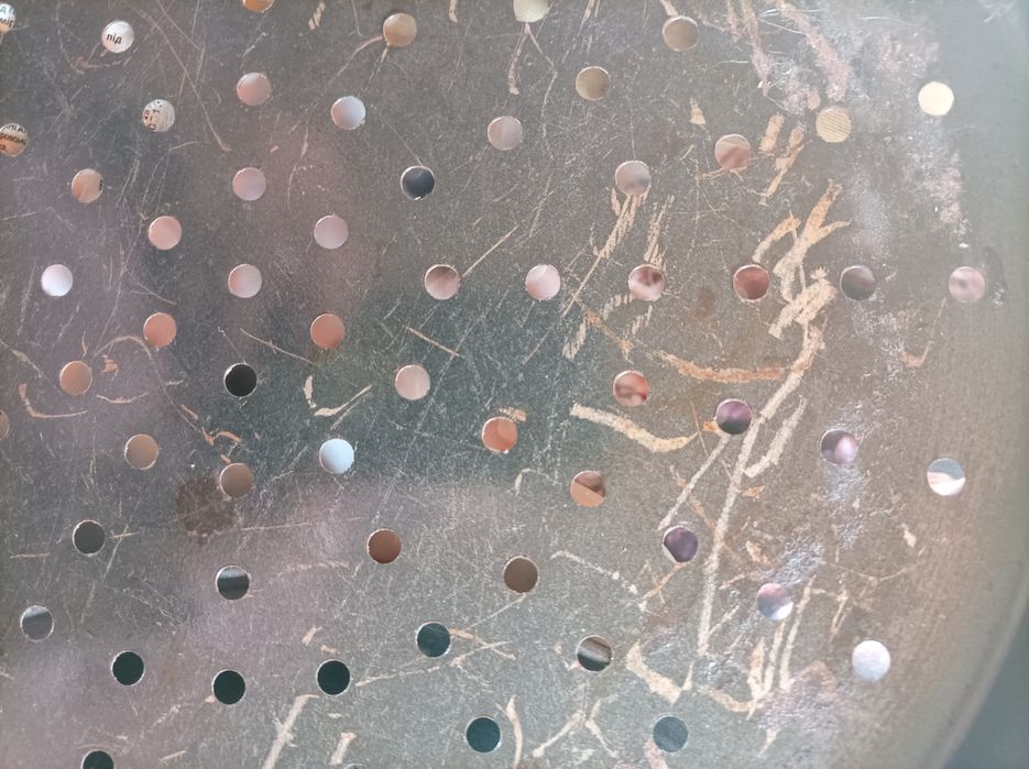 Форма для пиццы и чашка