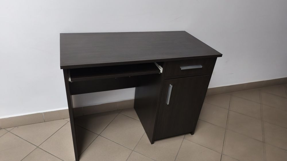Biurko 100cm z szufladą na klawiaturę.