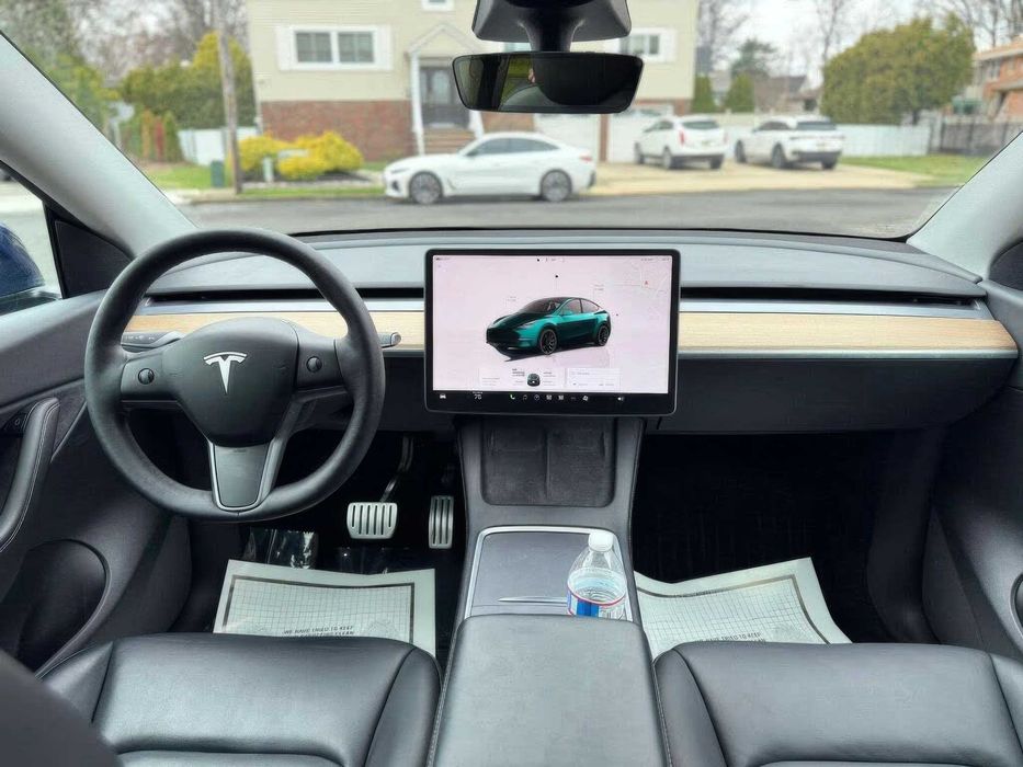 Tesla Model Y      2023