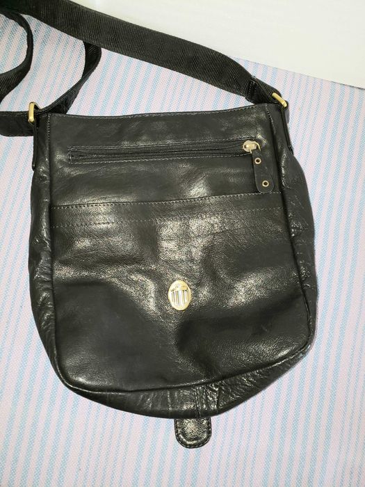 Bolsa de ombro em pele.